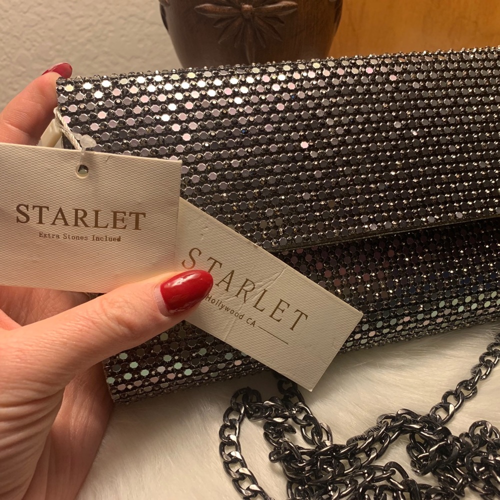 Starlet clutch with removable chain link strap